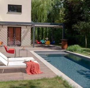 double-pergola-v1-lames-orientables-en-bord-de-piscine-1-copie-scaled.jpg